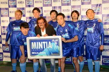 「MINTIA CUP」のエキシビジョンマッチに出場した「MINTIAチーム」。前列左から、ペナルティ・ヒデ、ラモス瑠偉、ペナルティ・ワッキー。後列左から、饂飩（うどん）、ザッケルゥ～ニィ原、ガリットチュウ熊谷、町のベーカリーズ・岡部、ハブ。