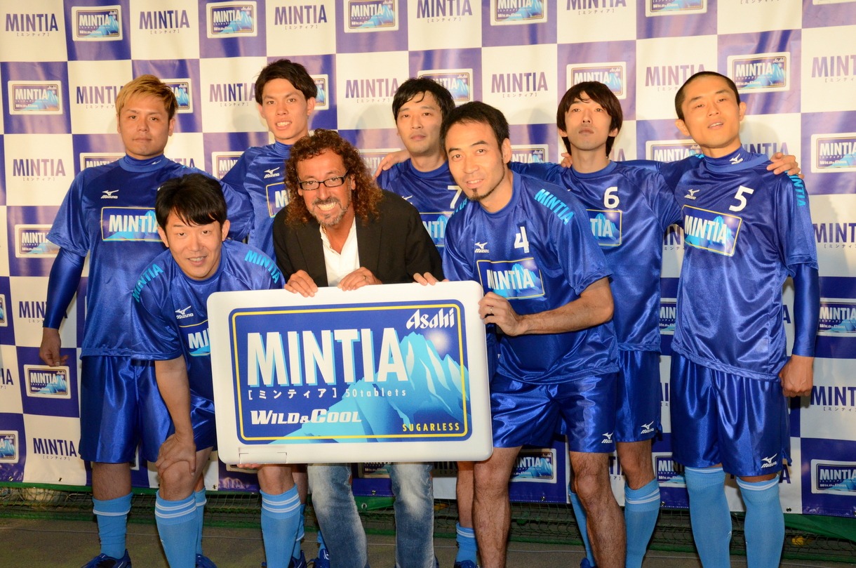 「MINTIA CUP」のエキシビジョンマッチに出場した「MINTIAチーム」。前列左から、ペナルティ・ヒデ、ラモス瑠偉、ペナルティ・ワッキー。後列左から、饂飩（うどん）、ザッケルゥ～ニィ原、ガリットチュウ熊谷、町のベーカリーズ・岡部、ハブ。