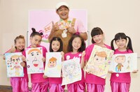 「エビバディ！Good学園」に“グット園長”として出演する山口智充（後列中央）と、「ピンキーパンチーズ」と名付けられた子供達。