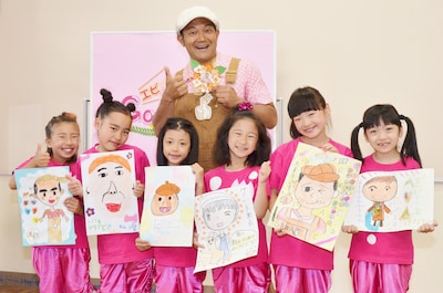 「エビバディ！Good学園」に“グット園長”として出演する山口智充（後列中央）と、「ピンキーパンチーズ」と名付けられた子供達。