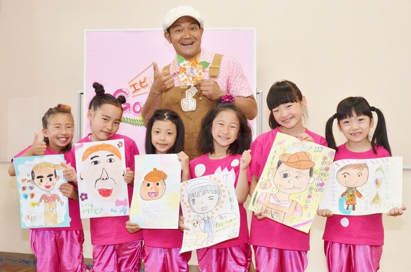 「エビバディ！Good学園」に“グット園長”として出演する山口智充（後列中央）と、「ピンキーパンチーズ」と名付けられた子供達。
