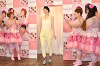 イベントの途中、1人で華麗に登場したハリセンボンはるか（中央）。