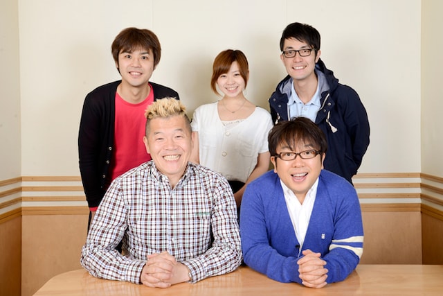 「キャイ～ンのクダラン♪」出演者のキャイ～ン（前列）、畠山智妃（後列中央）、スパローズ。