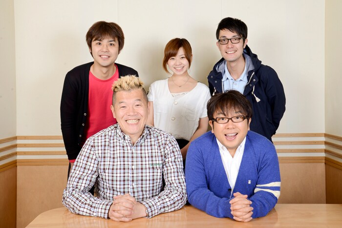 「キャイ～ンのクダラン♪」出演者のキャイ～ン（前列）、畠山智妃（後列中央）、スパローズ。