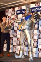 雄叫びを上げる曙（右）と、キングコング西野（左）。