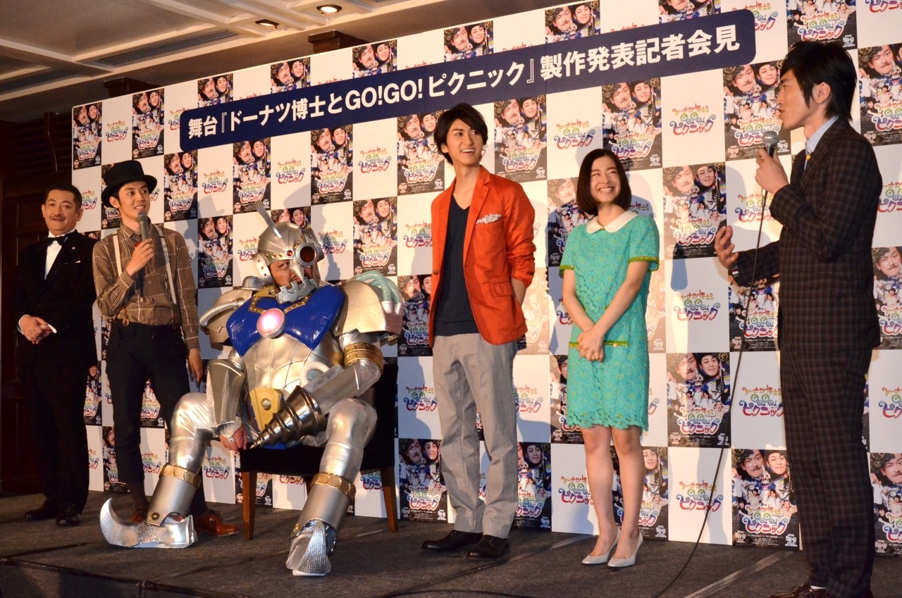 会見の様子。