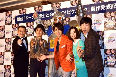 舞台「ドーナツ博士とGO！GO！ピクニック」の制作発表会見に登場した（前列左から）後藤ひろひと、キングコング西野、相葉裕樹、木下美咲、しずる村上と、曙（後方）。