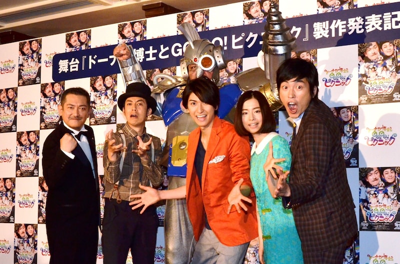 舞台「ドーナツ博士とGO！GO！ピクニック」の制作発表会見に登場した（前列左から）後藤ひろひと、キングコング西野、相葉裕樹、木下美咲、しずる村上と、曙（後方）。