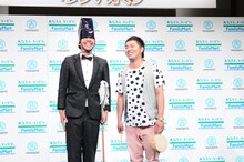 ネタを披露するもっこすファイヤー。雨乞いの踊りを舞った。