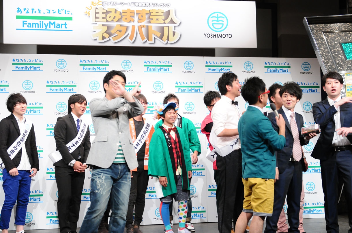 「チョイチョイ！」を披露して非難されるゆったり感（右端）。