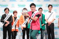 ファミマ商品をPRする江西あきよし。