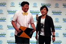 ネタを披露するぺんぎんナッツ。