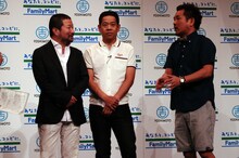 審査委員長の木村祐一（左）と、審査員のFUJIWARA。