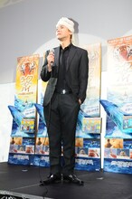 ネタを披露するヒロシ。