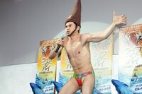 「ごぼうのうた」を披露する小島よしお。