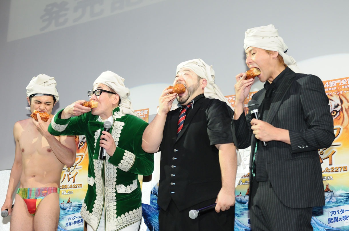 アップルパイを頬張る4人。