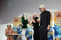 3人が辛さで苦しむ中、ヒロシだけ哀愁漂う表情を浮かべる。