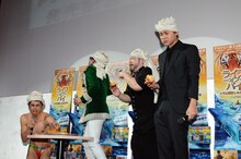 3人が辛さで苦しむ中、ヒロシだけ哀愁漂う表情を浮かべる。