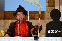 謎の「ミスターX」とペアを組み、SHELLY＆ローラと対抗戦を繰り広げるよゐこ濱口。