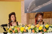 SHELLY（左）とローラ（右）。