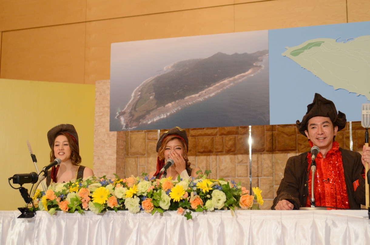 （左から）SHELLY、ローラ、よゐこ濱口。