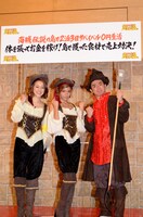 「いきなり！黄金伝説。 海賊伝説の島で2泊3日サバイバル0円生活」に出演するよゐこ濱口（右）と、SHELLY（左）、ローラ（中央）。