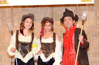 （左から）SHELLY、ローラ、よゐこ濱口。