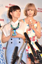 囲み取材で滝川クリステルのモノマネを披露する福田彩乃（左）と、水沢アリー（右）。