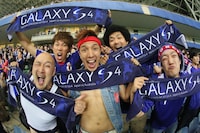 「2014年ブラジルW杯最終予選 日本対オーストラリア戦」を観戦した（手前左から）くまだまさし、2700と、トータルテンボス（後方）。