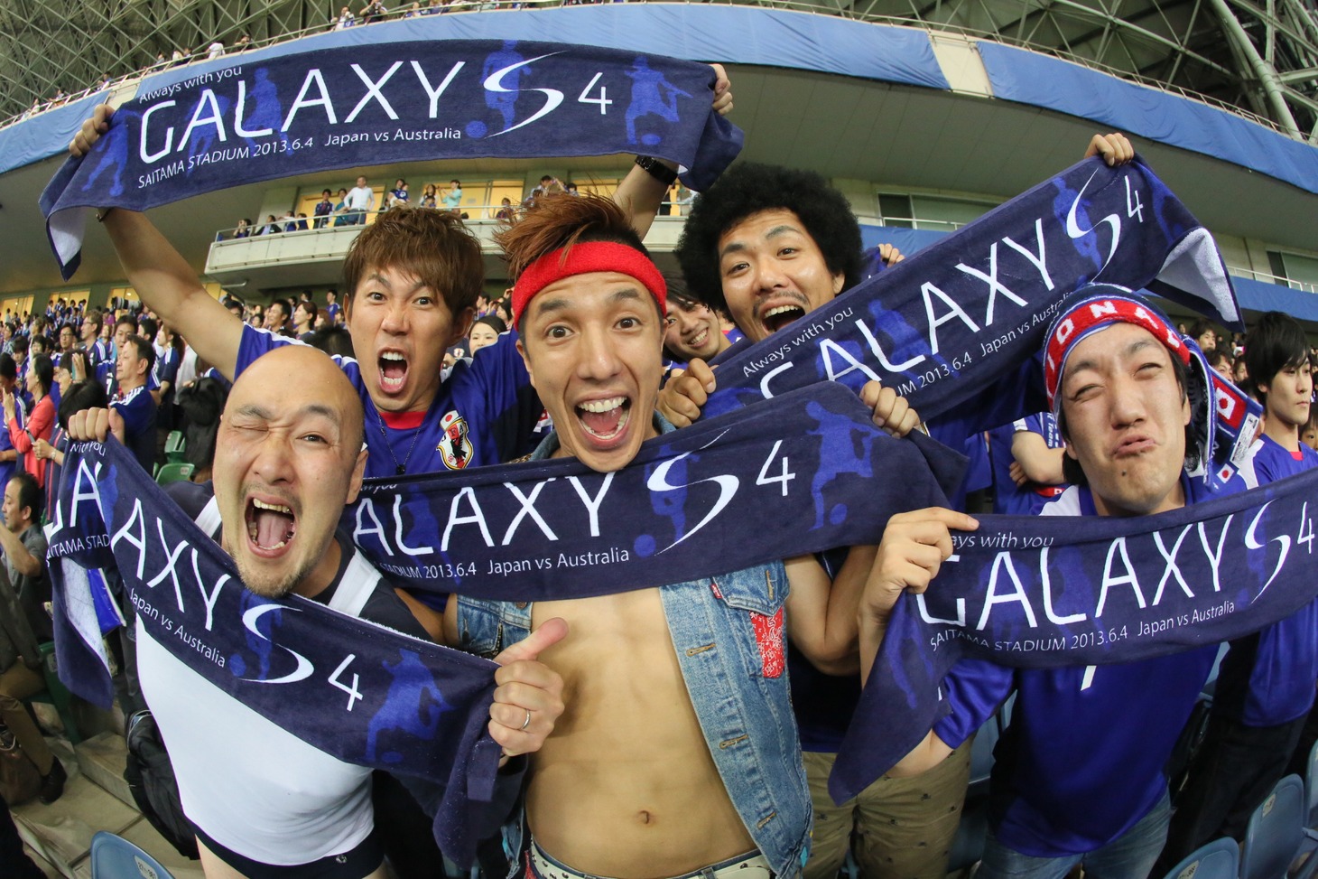 「2014年ブラジルW杯最終予選 日本対オーストラリア戦」を観戦した（手前左から）くまだまさし、2700と、トータルテンボス（後方）。