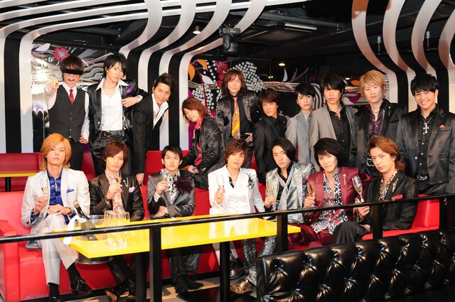 舞台「私のホストちゃん」の製作発表会。上段左がオキャディー（甘王）。