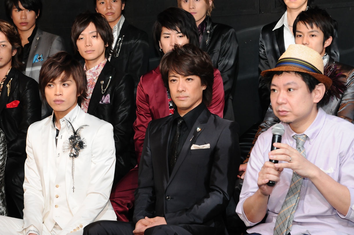 伝説のホスト・木月を演じるaccessの貴水博之。