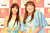 前田健（右）と、佐藤江梨子（左）。