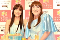 前田健（右）と、佐藤江梨子（左）。