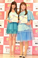 置き換えゼリーダイエット「Biena Jelly Library」の新商品発売記念イベントに登場した前田健（右）と、佐藤江梨子（左）。