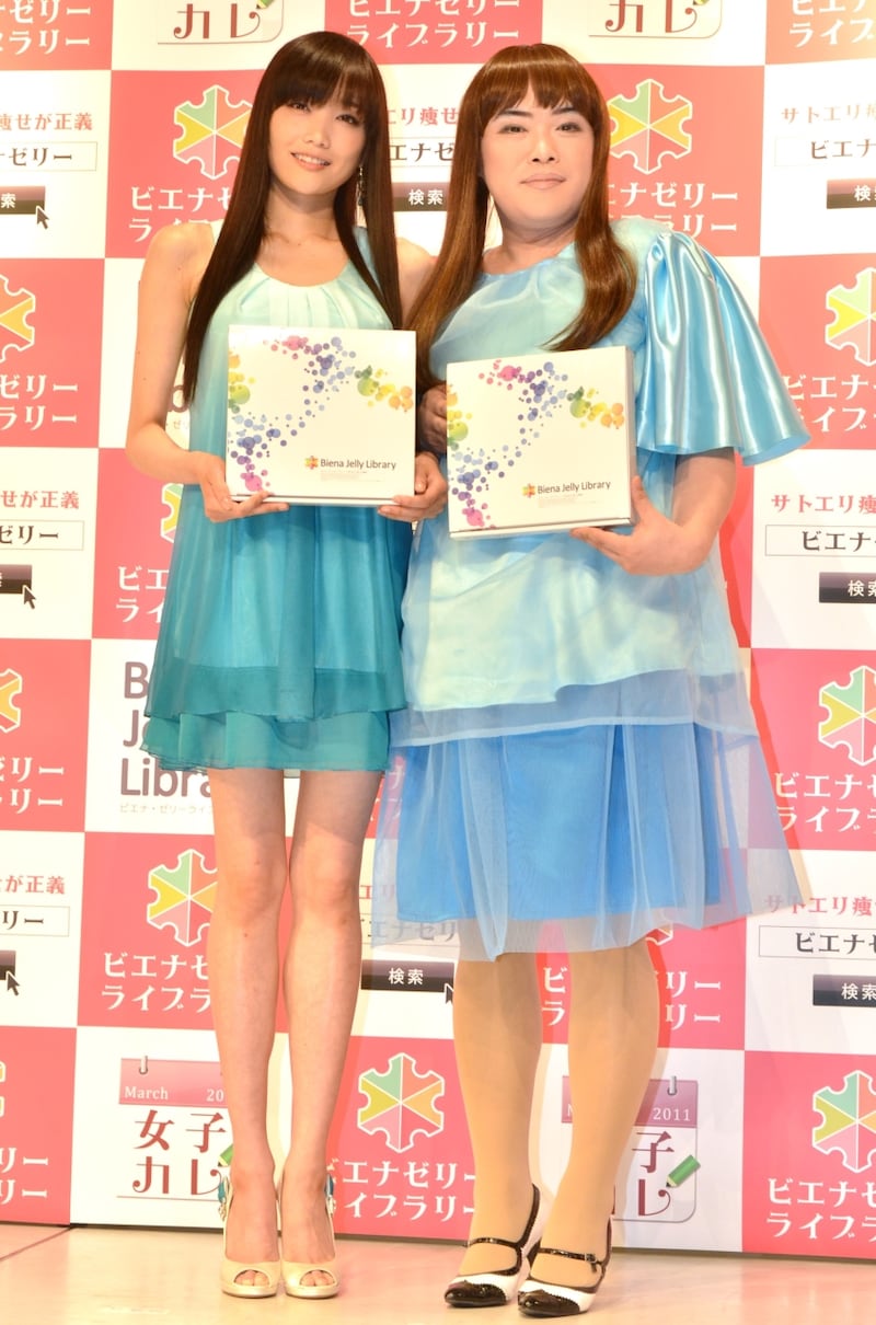 置き換えゼリーダイエット「Biena Jelly Library」の新商品発売記念イベントに登場した前田健（右）と、佐藤江梨子（左）。