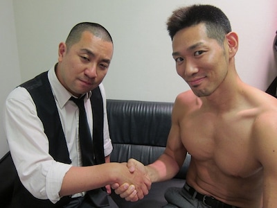 HGのモデル業をめぐり和解したレイザーラモン。明日6月7日（金）に東京・ヨシモト∞ホールにて開催されるライブ「HG、RGはいらない。住谷、出渕で漫才したいんや!!」に向けて握手。