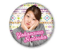 「彩メンバーガチャガチャ缶バッジ」横澤夏子