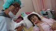 待望の第2子が誕生した原口あきまさ（左）。