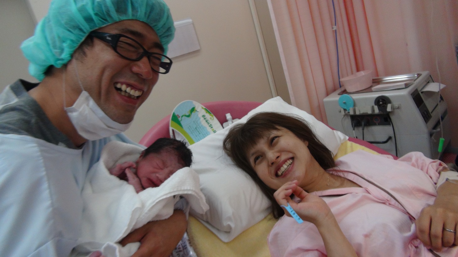 待望の第2子が誕生した原口あきまさ（左）。