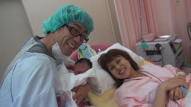 待望の第2子が誕生した原口あきまさ（左）。