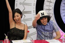 MCのエレキコミックやつい（右）と、どぶろっくの大ファンだという曜日MCのMEGUMI（左）。