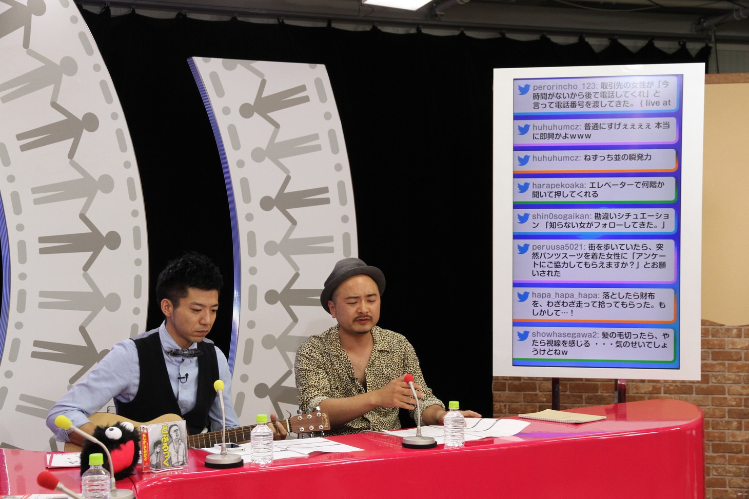 視聴者からのツイートをもとに即興でネタを披露するどぶろっく。