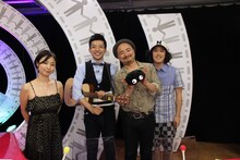 どぶろっくと、エレキコミックやつい（右）、MEGUMI（左）。