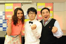 ひかりTVのオリジナル番組「コス-1ぐらんぷり」でMCを務めるドランクドラゴンと加藤夏希（左）。(c)ひかりTV