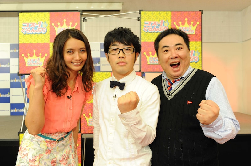 ひかりTVのオリジナル番組「コス-1ぐらんぷり」でMCを務めるドランクドラゴンと加藤夏希（左）。(c)ひかりTV