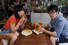 「コス-1ぐらんぷり」の「鈴木拓の！なりきりアニメごはん!!」に出演するドランクドラゴン鈴木（右）と、夢眠ねむ（でんぱ組.inc）。(c)ひかりTV