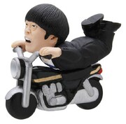「バイク芸人」で“ボケ違反”と銘打たれた雨上がり決死隊・蛍原のフィギュアストラップ
