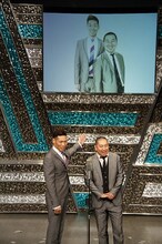 後ろの写真は、投票で決定した、オール阪神・巨人風のレイザーラモン新宣材写真。(c)フォトプロ