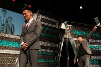 RGにモデル業のことを言い出そうと苦しい表情を浮かべるHG。(c)フォトプロ